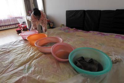 且末楼上漏水，住户失联，小区没物管，业主维权难！律师来支招……